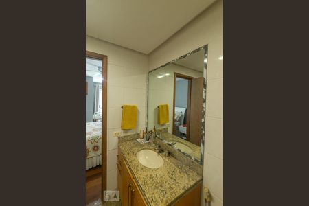 Apartamento à venda com 230m², 4 quartos e 2 vagas Apartamento à venda com 230m², 4 quartos e 2 vagasBanheiro da Suíte 1