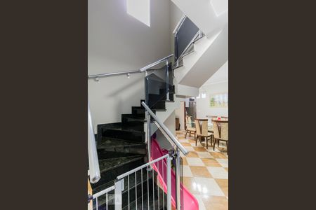 Casa à venda com 95m², 3 quartos e 2 vagas Casa à venda com 95m², 3 quartos e 2 vagasEscada