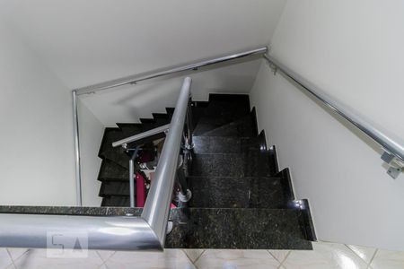 Casa à venda com 95m², 3 quartos e 2 vagas Casa à venda com 95m², 3 quartos e 2 vagasEscada