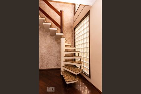 Casa à venda com 190m², 3 quartos e 2 vagas Casa à venda com 190m², 3 quartos e 2 vagasEscada