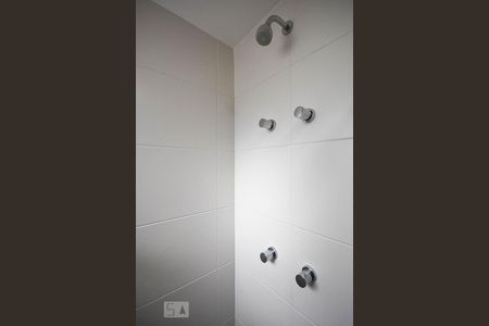 Apartamento para alugar com 84m², 2 quartos e 2 vagas Apartamento para alugar com 84m², 2 quartos e 2 vagasChuveiro do banheiro da suíte 2