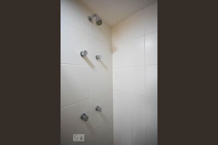 Apartamento para alugar com 84m², 2 quartos e 2 vagas Apartamento para alugar com 84m², 2 quartos e 2 vagasChuveiro do banheiro da suíte 1