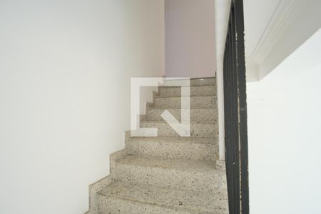 Casa de condomínio para alugar com 150m², 3 quartos e 4 vagasEscada