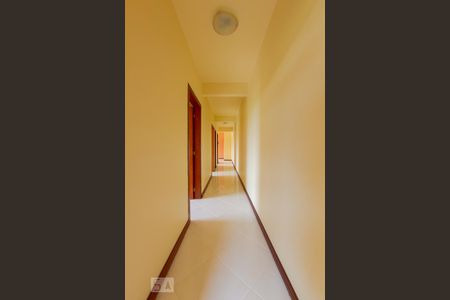 Corredor de apartamento para alugar com 3 quartos, 72m² em Jardim Itu-sabará, Porto Alegre