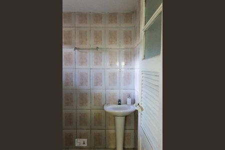 Banheiro de casa para alugar com 1 quarto, 45m² em Vargem Pequena, Rio de Janeiro