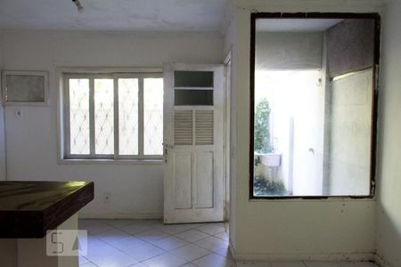 Sala de casa para alugar com 1 quarto, 45m² em Vargem Pequena, Rio de Janeiro