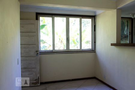 Sala de casa para alugar com 1 quarto, 60m² em Vargem Pequena, Rio de Janeiro