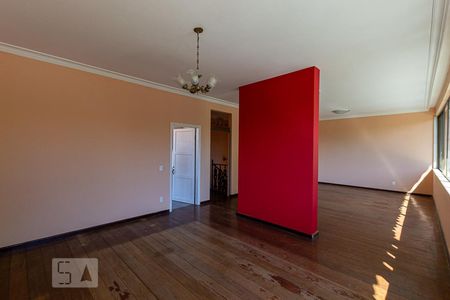 Sala de casa de condomínio à venda com 7 quartos, 420m² em São Francisco, Niterói