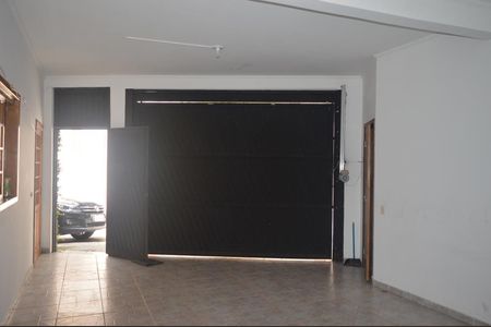 Garagem, que pode ser transformada em sala com a cozinha ao fundo - portão eletrônico de casa para alugar com 1 quarto, 45m² em Tucuruvi, São Paulo