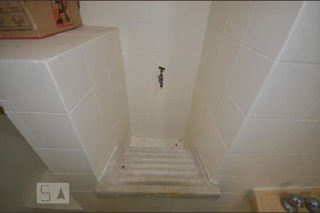 Banheiro de kitnet/studio para alugar com 1 quarto, 27m² em Laranjeiras, Rio de Janeiro