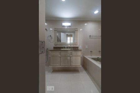 Apartamento para alugar com 157m², 4 quartos e 1 vaga Apartamento para alugar com 157m², 4 quartos e 1 vagaBanheiro Corredor