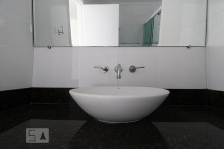 Pia do banheiro de apartamento para alugar com 1 quarto, 69m² em Cidade Monções, São Paulo