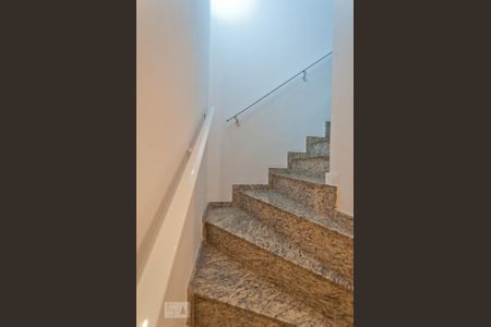Casa à venda com 170m², 3 quartos e 2 vagas Casa à venda com 170m², 3 quartos e 2 vagasEscada