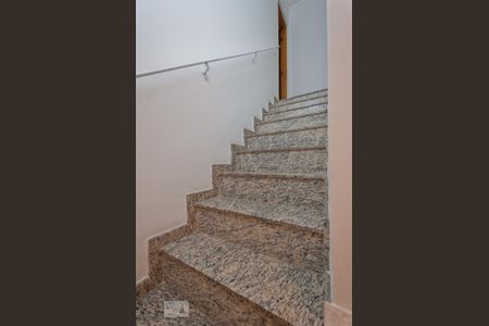 Casa à venda com 170m², 3 quartos e 2 vagas Casa à venda com 170m², 3 quartos e 2 vagasEscada