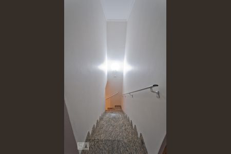 Casa à venda com 170m², 3 quartos e 2 vagas Casa à venda com 170m², 3 quartos e 2 vagasEscada