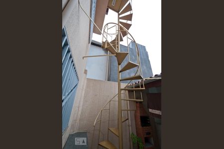 Casa à venda com 170m², 3 quartos e 2 vagas Casa à venda com 170m², 3 quartos e 2 vagasEscada