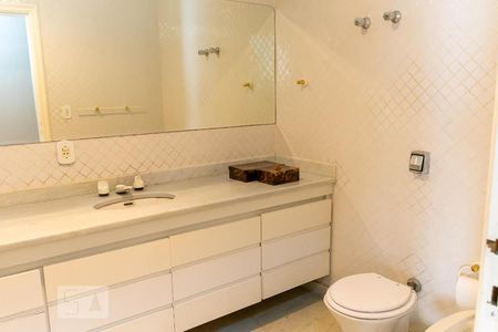 Casa à venda com 400m², 4 quartos e 4 vagasBanheiro da Suíte master