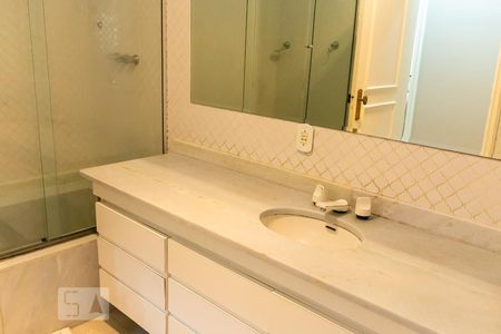 Casa à venda com 400m², 4 quartos e 4 vagasDetalhe do Banheiro da Suite master