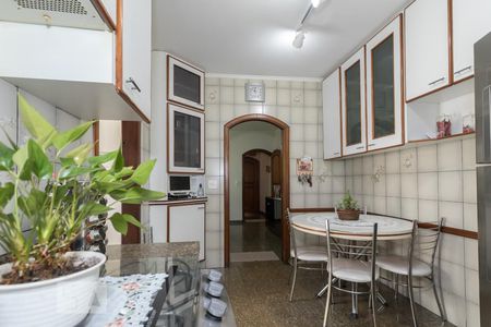 Casa à venda com 370m², 4 quartos e 2 vagas Casa à venda com 370m², 4 quartos e 2 vagasCozinha