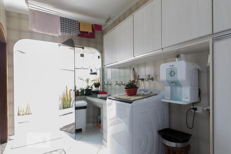 Casa à venda com 370m², 4 quartos e 2 vagas Casa à venda com 370m², 4 quartos e 2 vagasLavanderia