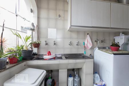 Casa à venda com 370m², 4 quartos e 2 vagas Casa à venda com 370m², 4 quartos e 2 vagasLavanderia