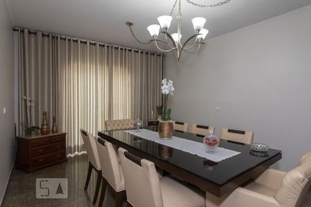 Casa à venda com 370m², 4 quartos e 2 vagas Casa à venda com 370m², 4 quartos e 2 vagasSala de Jantar