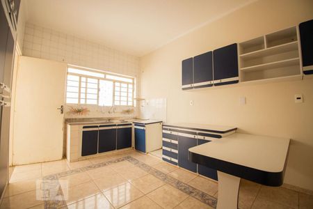 Casa à venda com 214m², 3 quartos e 3 vagascozinha