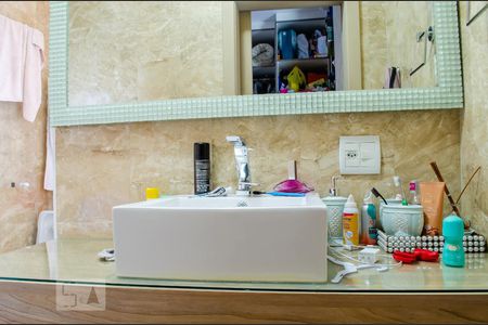 Banheiro da Suíte de casa para alugar com 4 quartos, 200m² em Cidade Industrial de Curitiba, Curitiba