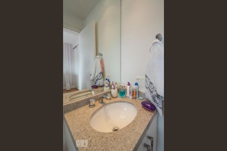 Apartamento à venda com 75m², 2 quartos e 1 vaga Apartamento à venda com 75m², 2 quartos e 1 vagaBanheiro Suíte 1