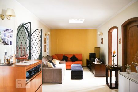 Casa à venda com 260m², 4 quartos e 3 vagas Casa à venda com 260m², 4 quartos e 3 vagasSala de TV