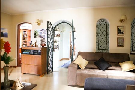 Casa à venda com 260m², 4 quartos e 3 vagas Casa à venda com 260m², 4 quartos e 3 vagasSala de TV