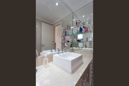 Apartamento à venda com 275m², 4 quartos e 3 vagas Apartamento à venda com 275m², 4 quartos e 3 vagasBanheiro Suíte 1