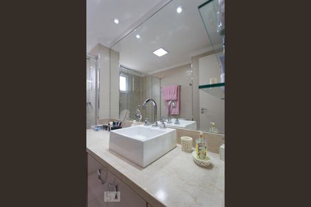 Apartamento à venda com 275m², 4 quartos e 3 vagas Apartamento à venda com 275m², 4 quartos e 3 vagasBanheiro Suite 1