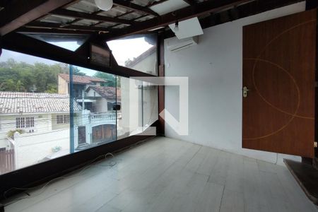 Casa de condomínio à venda com 200m², 2 quartos e 3 vagasSótão