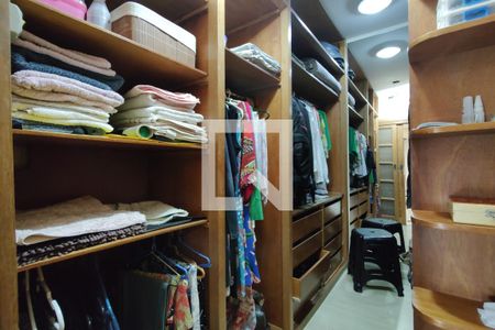 Casa de condomínio à venda com 200m², 2 quartos e 3 vagasCloset