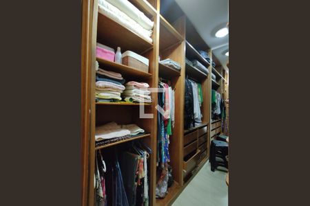 Casa de condomínio à venda com 200m², 2 quartos e 3 vagasCloset