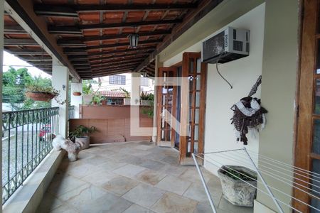 Casa de condomínio à venda com 200m², 2 quartos e 3 vagasvaranda