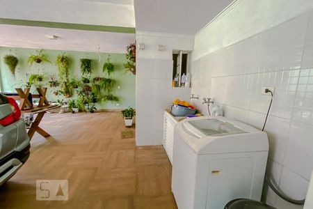 Casa à venda com 328m², 4 quartos e 6 vagasLavanderia