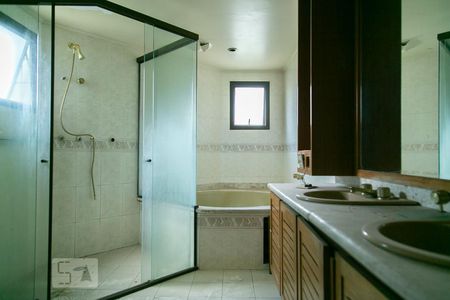 Apartamento para alugar com 285m², 4 quartos e 4 vagas Apartamento para alugar com 285m², 4 quartos e 4 vagasBanheiro da Suíte 1