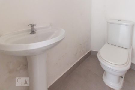 Banheiro de serviço de casa à venda com 3 quartos, 100m² em Jardim Trussardi, São Paulo