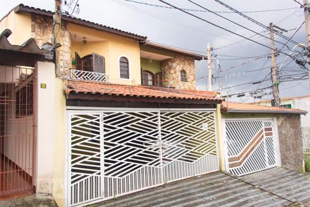 Casa à venda com 173m², 3 quartos e 2 vagas Casa à venda com 173m², 3 quartos e 2 vagasFachada