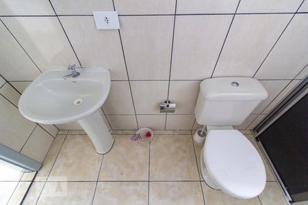 Banheiro de apartamento para alugar com 1 quarto, 45m² em Novo Mundo, Curitiba