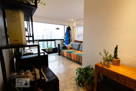 Corredor para sala de estar de apartamento à venda com 2 quartos, 65m² em Jardim Promissão, São Paulo