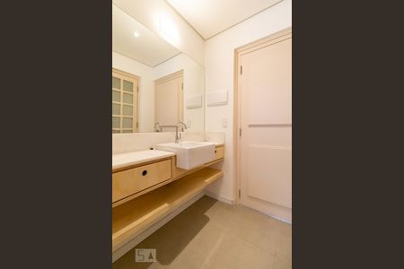 Banheiro de apartamento para alugar com 1 quarto, 35m² em Cerqueira César, São Paulo