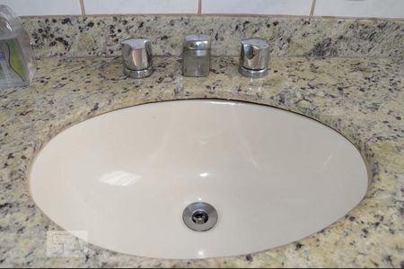 Apartamento para alugar com 65m², 2 quartos e sem vagaBanheiro