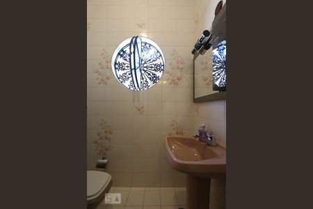 Casa à venda com 300m², 4 quartos e 4 vagasBanheiro da suíte 2