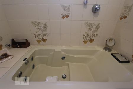 Casa à venda com 300m², 4 quartos e 4 vagasBanheiro da suíte 1 - Hidro