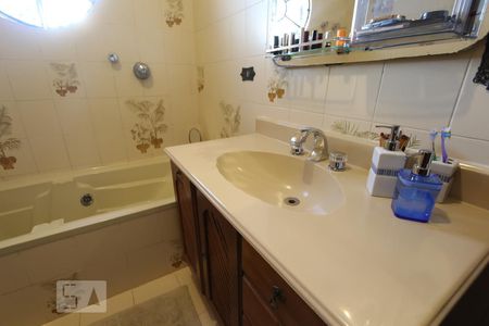 Casa à venda com 300m², 4 quartos e 4 vagasBanheiro da suíte 1