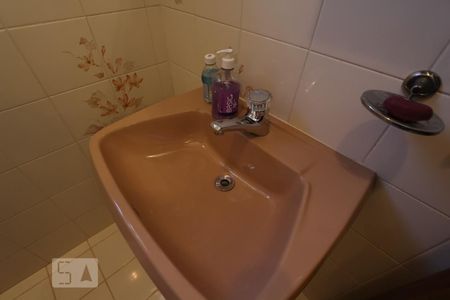 Casa à venda com 300m², 4 quartos e 4 vagasBanheiro da suíte 2 - Pia