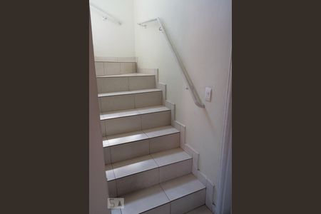 Escadas de casa para alugar com 4 quartos, 156m² em Vila Granada, São Paulo